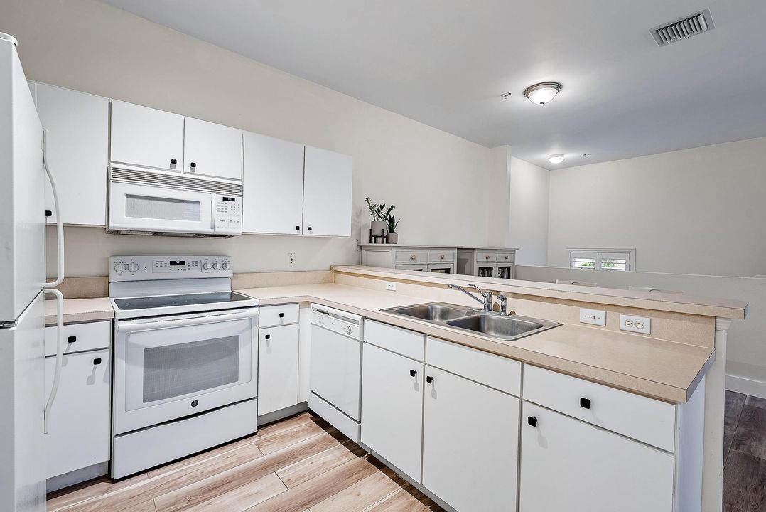 For Sale: $319,999 (2 beds, 2 baths, 1036 Square Feet)