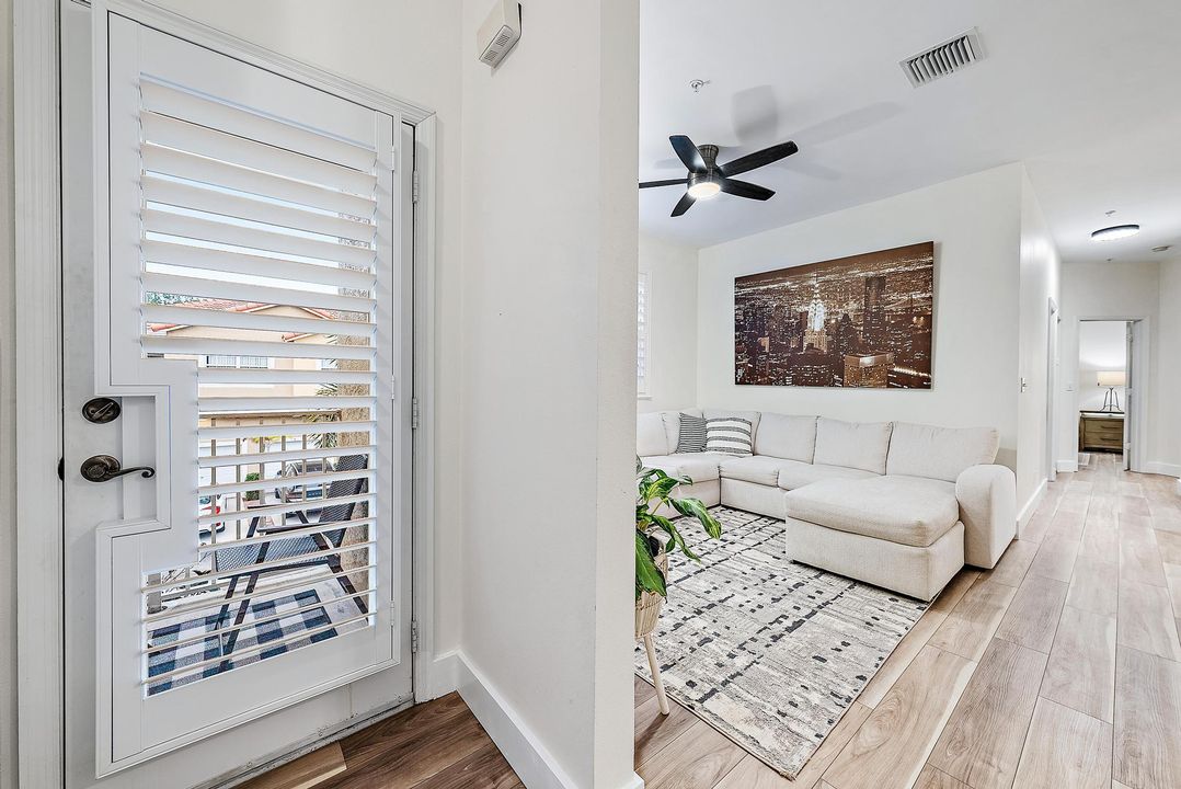 For Sale: $319,999 (2 beds, 2 baths, 1036 Square Feet)