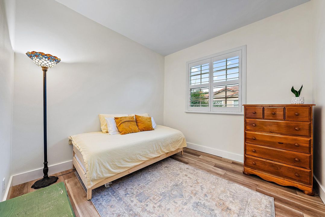 For Sale: $319,999 (2 beds, 2 baths, 1036 Square Feet)