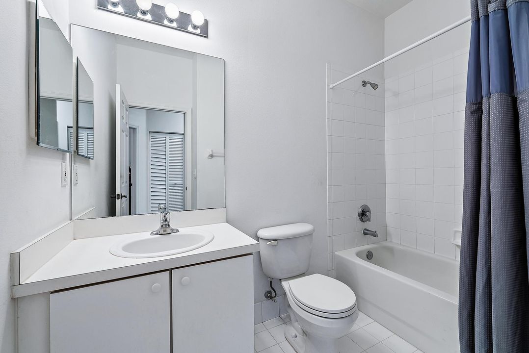 For Sale: $319,999 (2 beds, 2 baths, 1036 Square Feet)