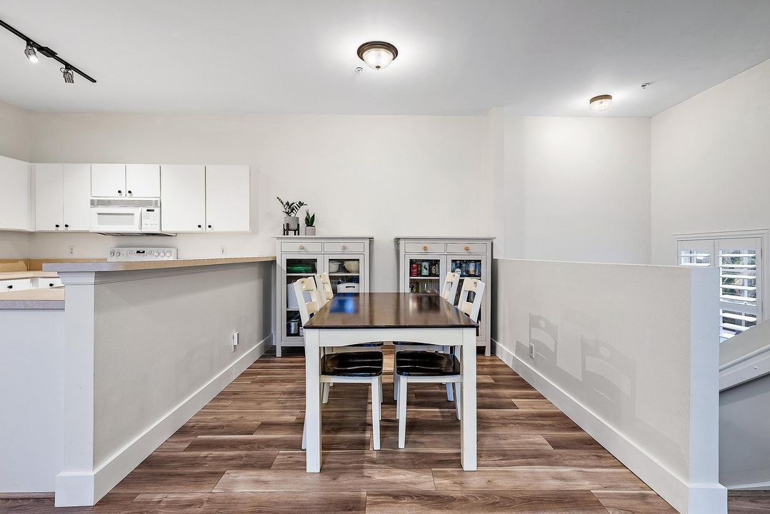 For Sale: $319,999 (2 beds, 2 baths, 1036 Square Feet)