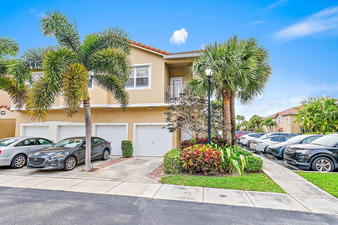 For Sale: $319,999 (2 beds, 2 baths, 1036 Square Feet)