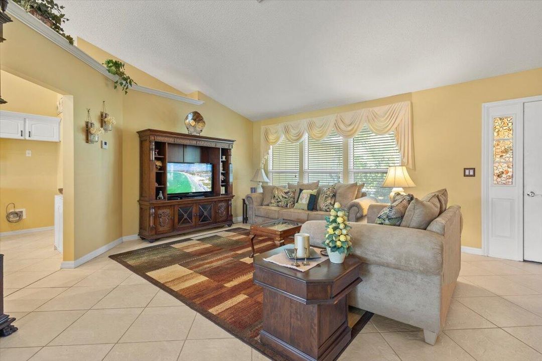 Active With Contract: $400,000 (3 beds, 2 baths, 1546 Square Feet)