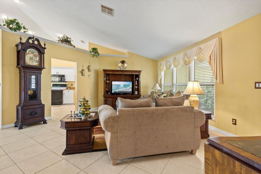 Active With Contract: $400,000 (3 beds, 2 baths, 1546 Square Feet)