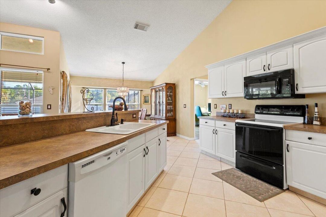 Active With Contract: $400,000 (3 beds, 2 baths, 1546 Square Feet)