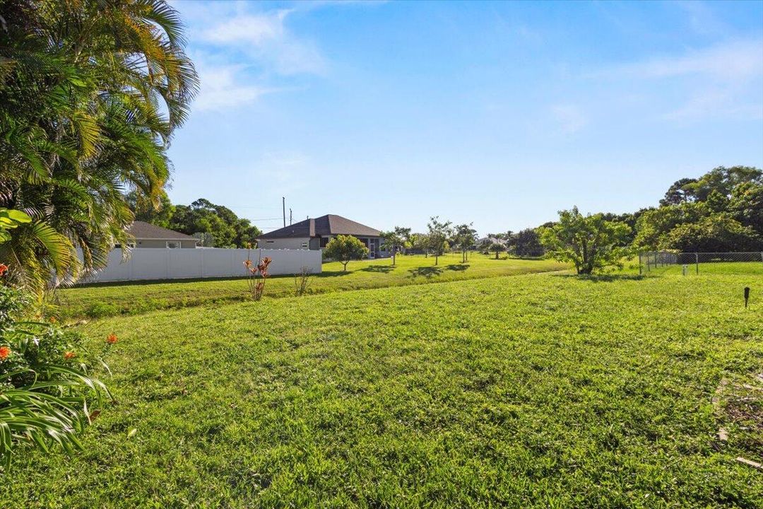 Active With Contract: $400,000 (3 beds, 2 baths, 1546 Square Feet)