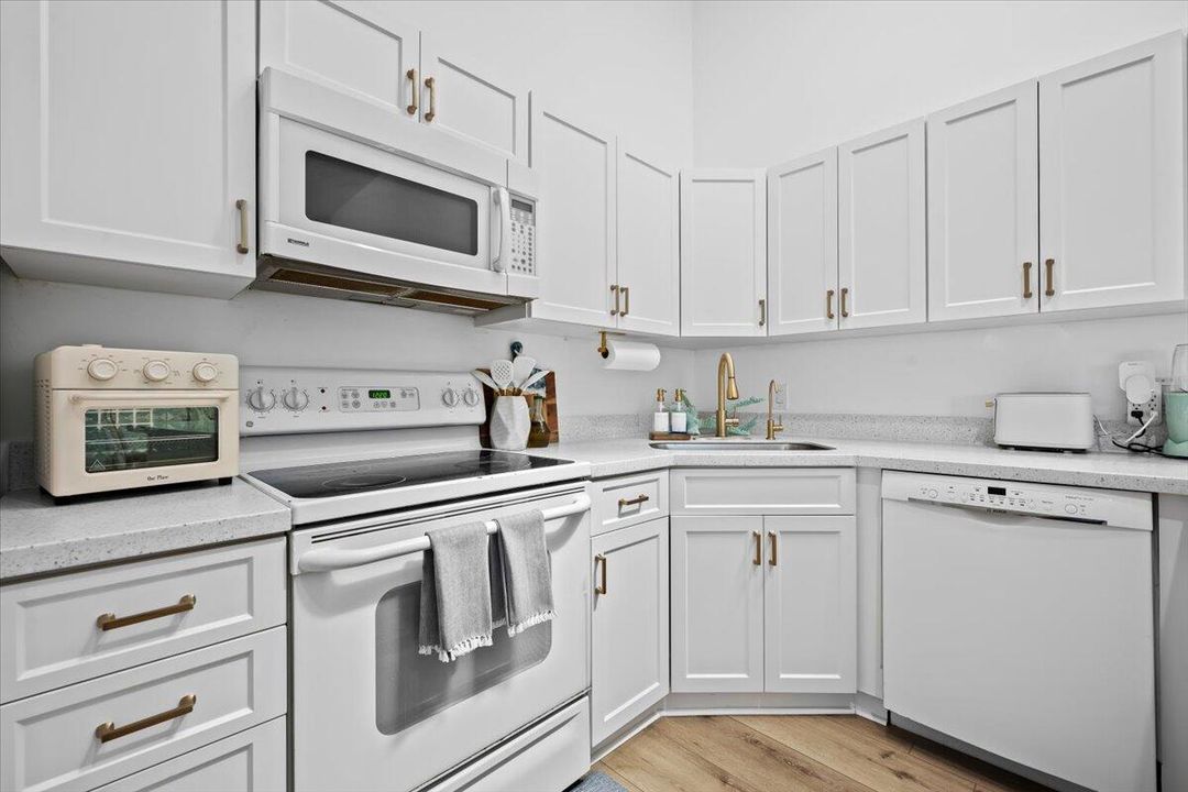 Active With Contract: $435,000 (3 beds, 2 baths, 1276 Square Feet)