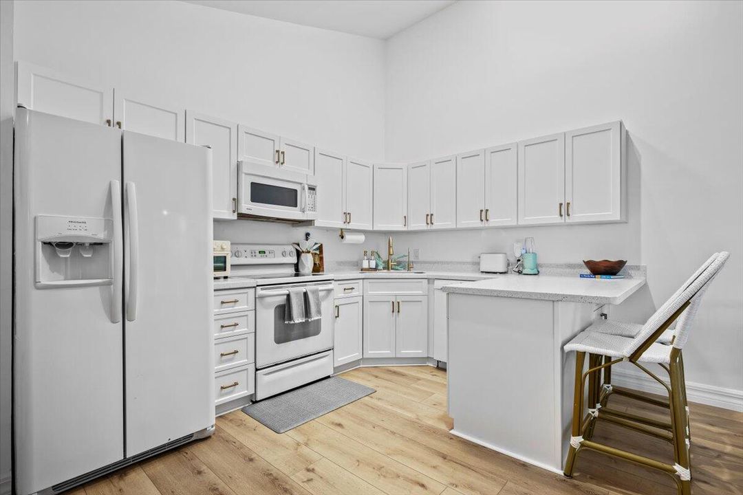 Active With Contract: $435,000 (3 beds, 2 baths, 1276 Square Feet)