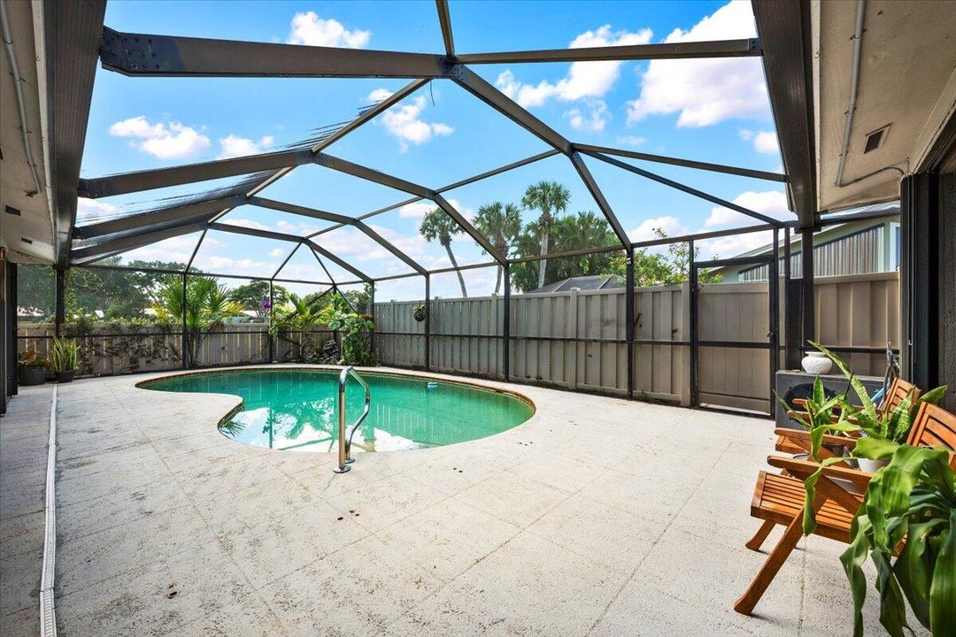 Active With Contract: $435,000 (3 beds, 2 baths, 1276 Square Feet)