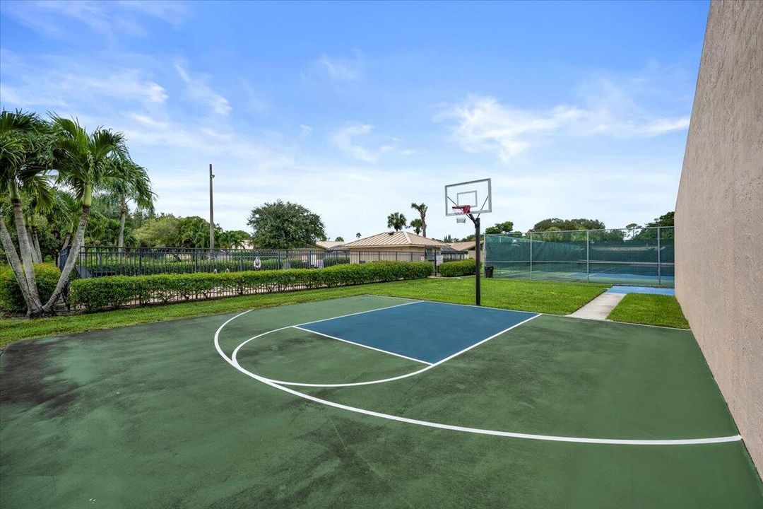 Active With Contract: $435,000 (3 beds, 2 baths, 1276 Square Feet)