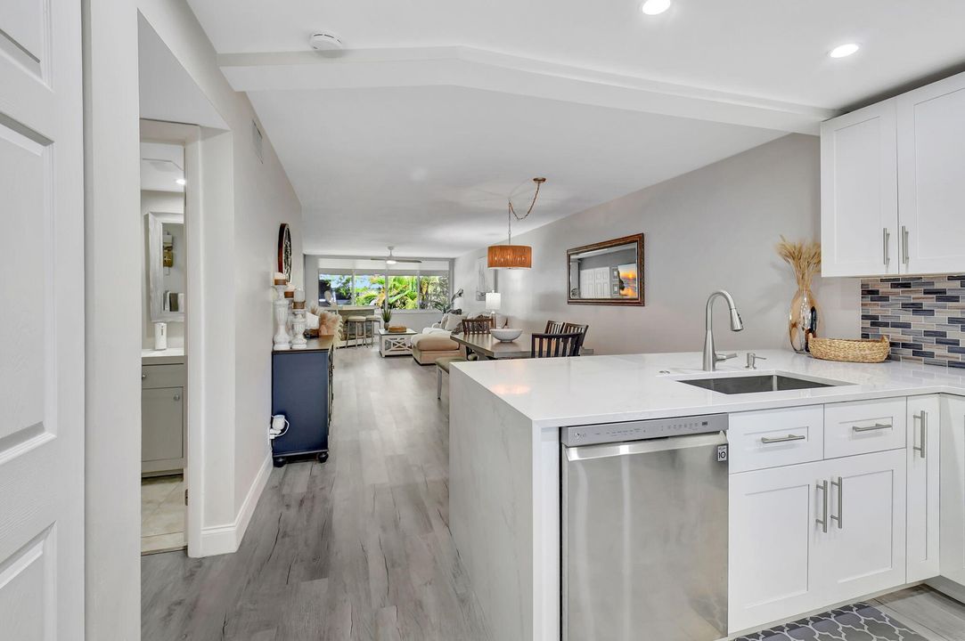 For Sale: $339,900 (2 beds, 2 baths, 1136 Square Feet)