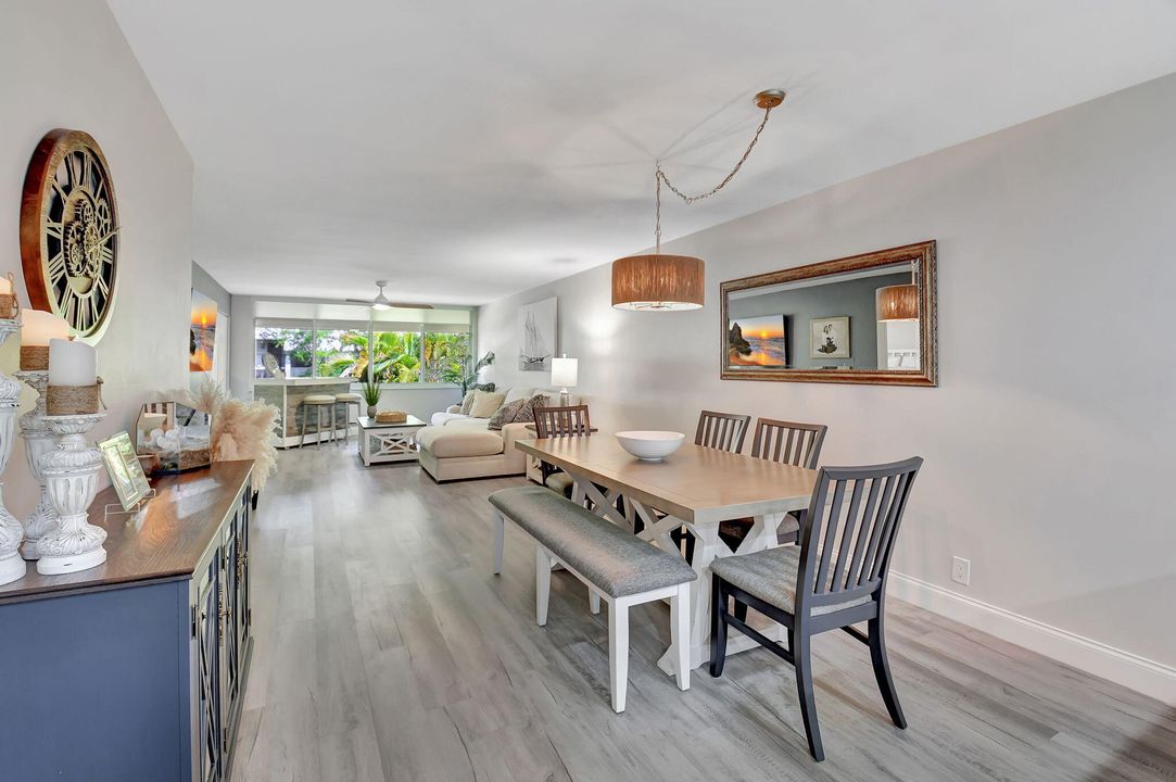 For Sale: $339,900 (2 beds, 2 baths, 1136 Square Feet)