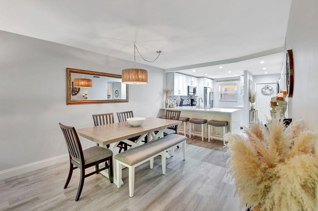 For Sale: $339,900 (2 beds, 2 baths, 1136 Square Feet)