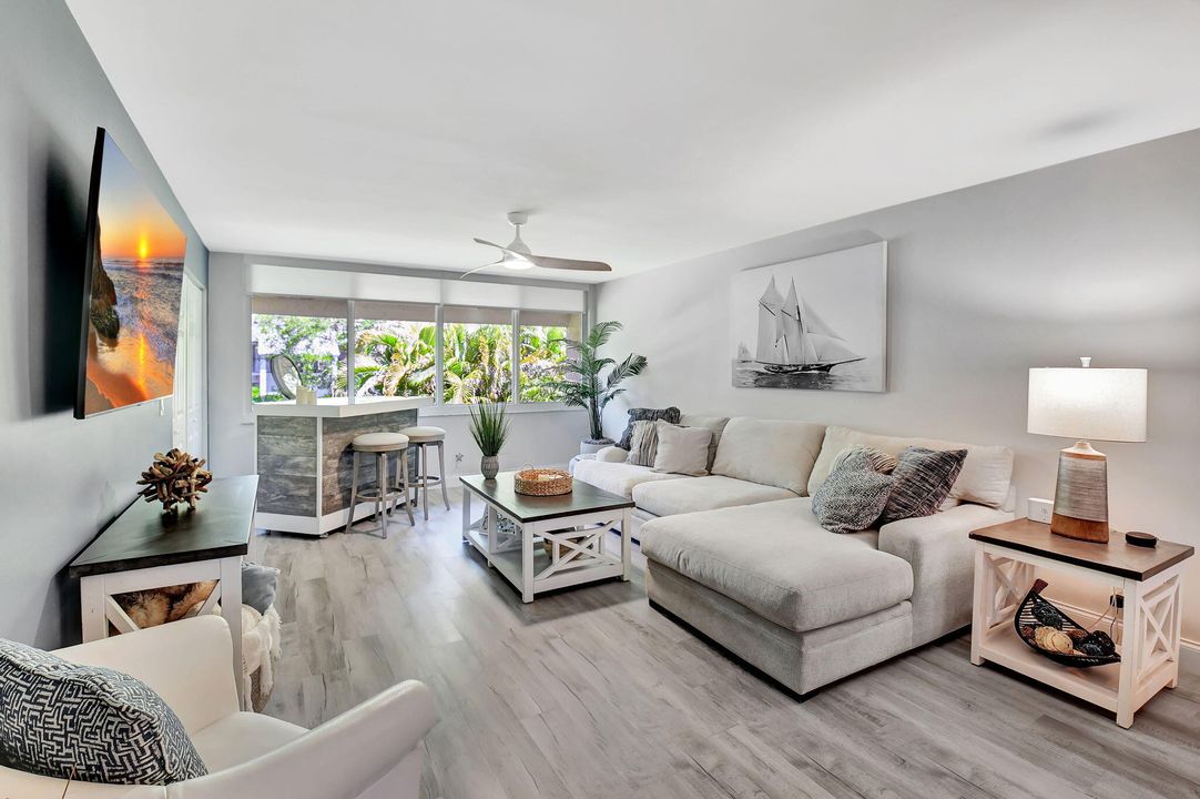 For Sale: $339,900 (2 beds, 2 baths, 1136 Square Feet)