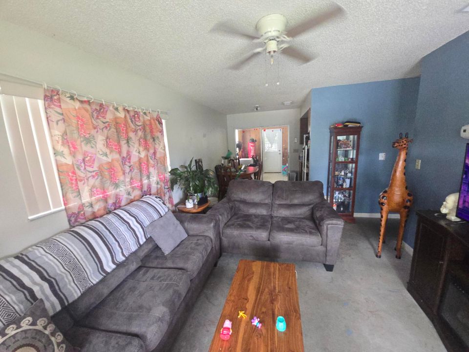 For Sale: $219,999 (2 beds, 1 baths, 720 Square Feet)