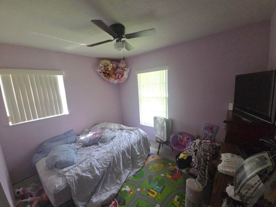 For Sale: $219,999 (2 beds, 1 baths, 720 Square Feet)