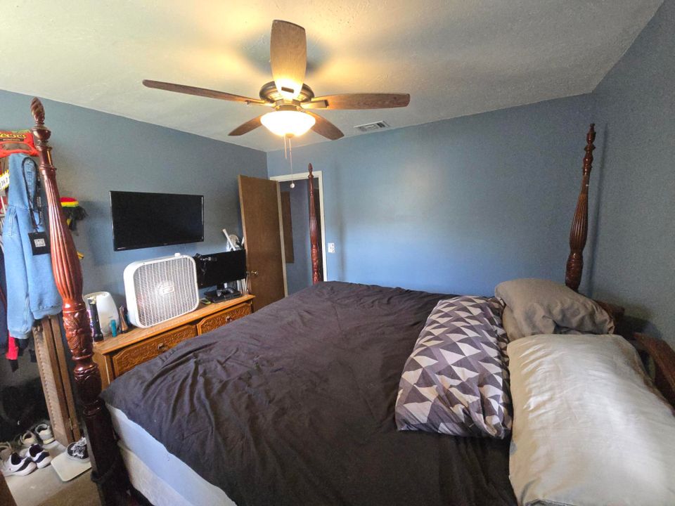 For Sale: $219,999 (2 beds, 1 baths, 720 Square Feet)