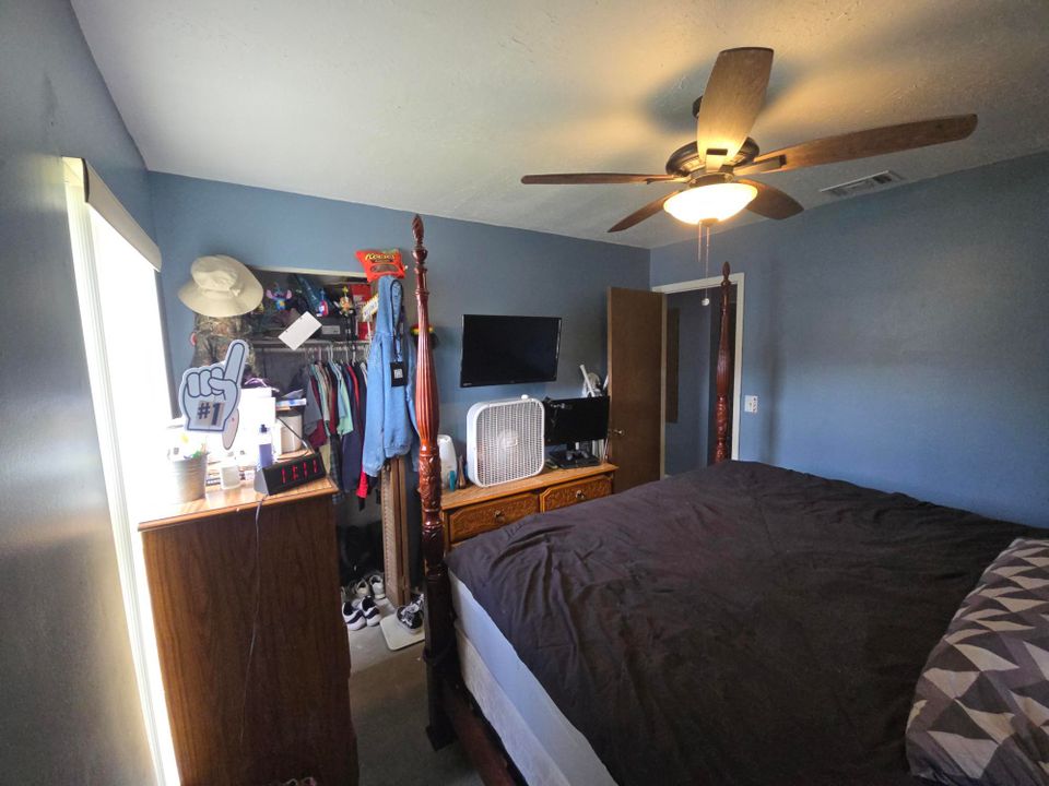 For Sale: $219,999 (2 beds, 1 baths, 720 Square Feet)