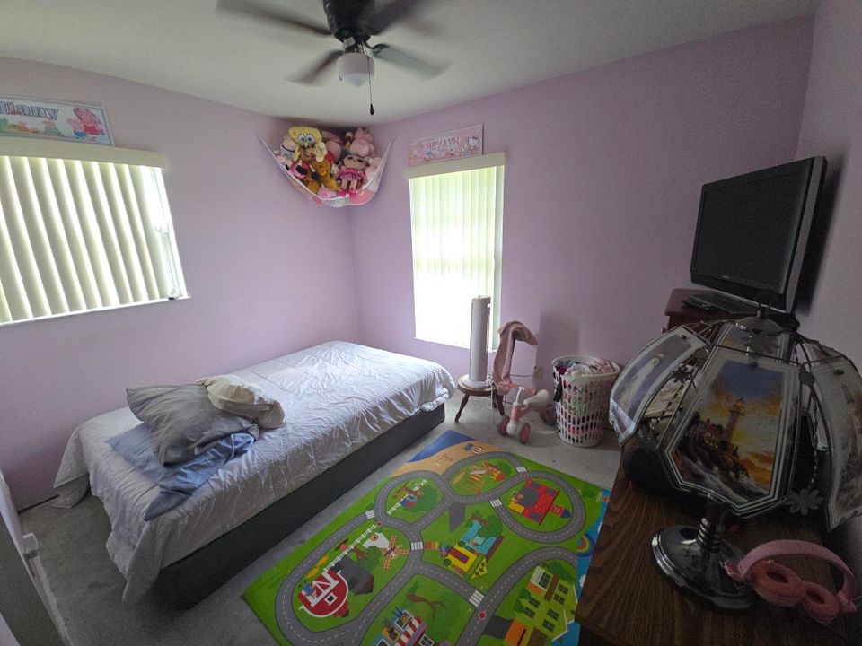 For Sale: $219,999 (2 beds, 1 baths, 720 Square Feet)