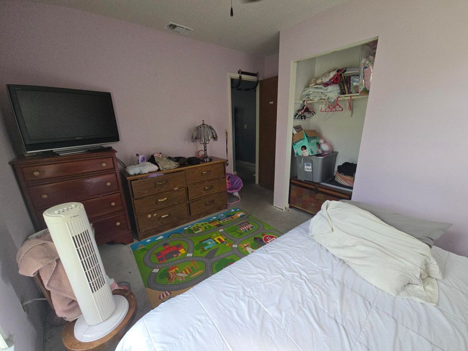 For Sale: $219,999 (2 beds, 1 baths, 720 Square Feet)