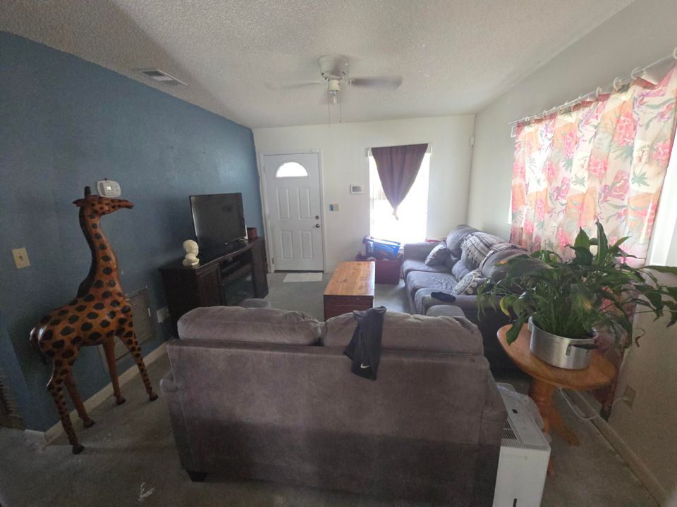 For Sale: $219,999 (2 beds, 1 baths, 720 Square Feet)