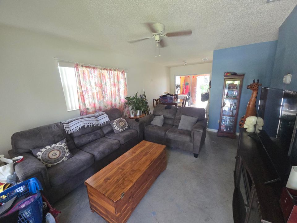 For Sale: $219,999 (2 beds, 1 baths, 720 Square Feet)