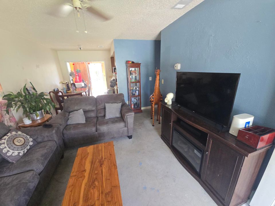 For Sale: $219,999 (2 beds, 1 baths, 720 Square Feet)