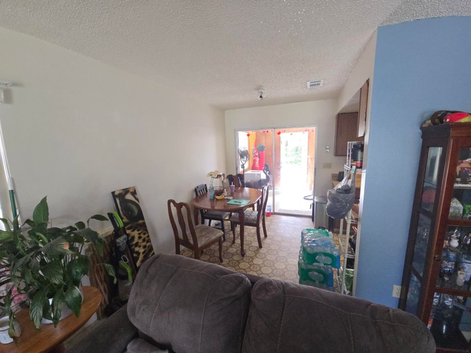 For Sale: $219,999 (2 beds, 1 baths, 720 Square Feet)