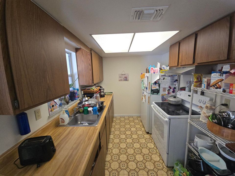 For Sale: $219,999 (2 beds, 1 baths, 720 Square Feet)