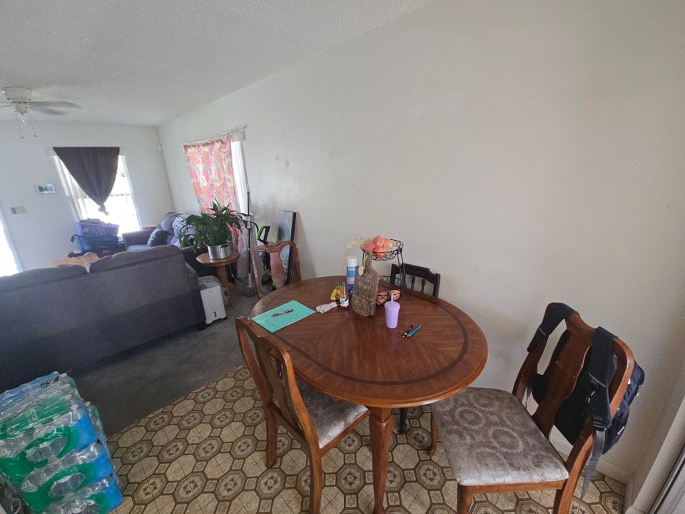 For Sale: $219,999 (2 beds, 1 baths, 720 Square Feet)