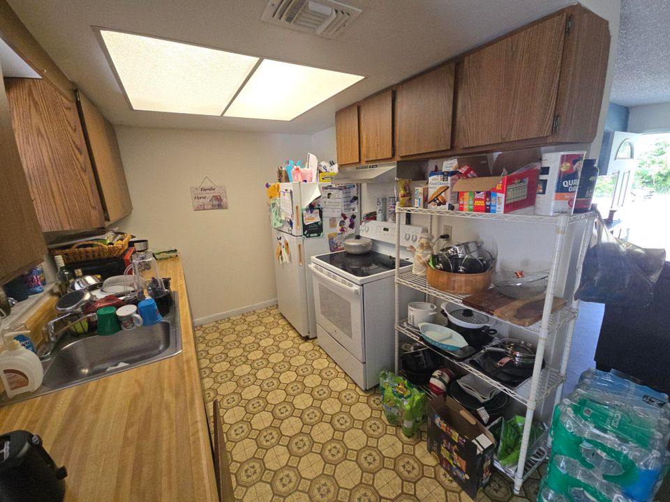 For Sale: $219,999 (2 beds, 1 baths, 720 Square Feet)