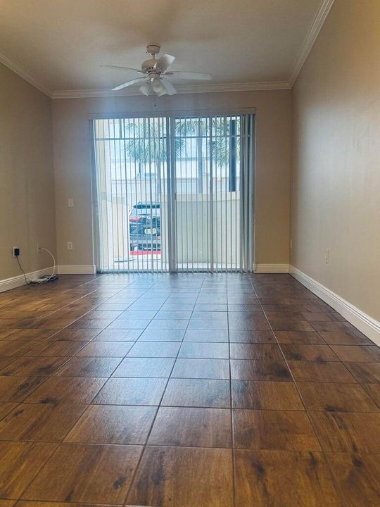 Active With Contract: $2,100 (1 beds, 1 baths, 596 Square Feet)