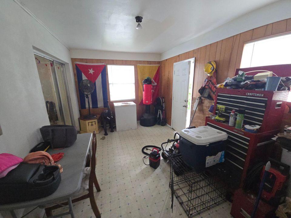 For Sale: $219,999 (2 beds, 1 baths, 720 Square Feet)