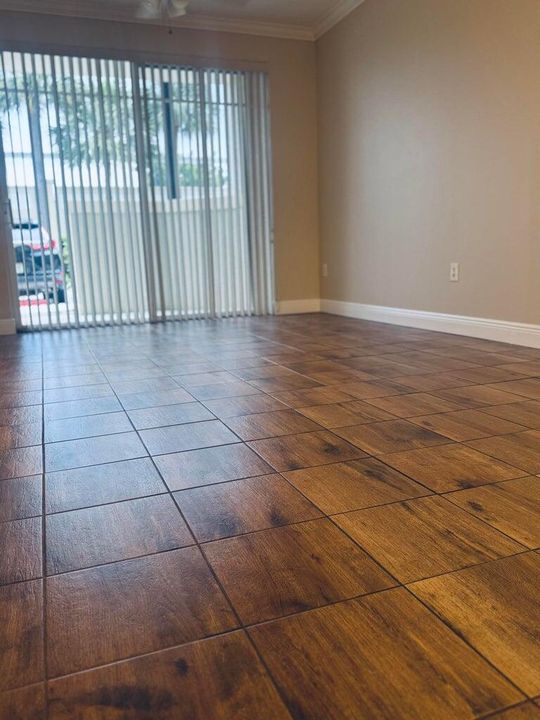 Active With Contract: $2,100 (1 beds, 1 baths, 596 Square Feet)