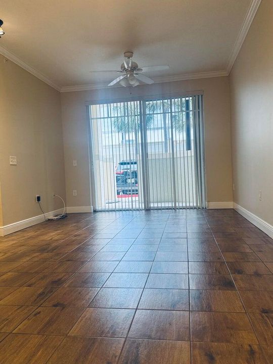 Active With Contract: $2,100 (1 beds, 1 baths, 596 Square Feet)