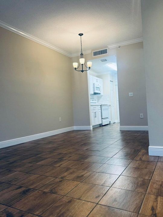 Active With Contract: $2,100 (1 beds, 1 baths, 596 Square Feet)