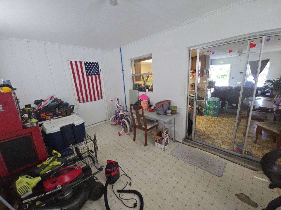 For Sale: $219,999 (2 beds, 1 baths, 720 Square Feet)