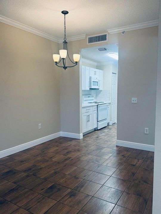 Active With Contract: $2,100 (1 beds, 1 baths, 596 Square Feet)