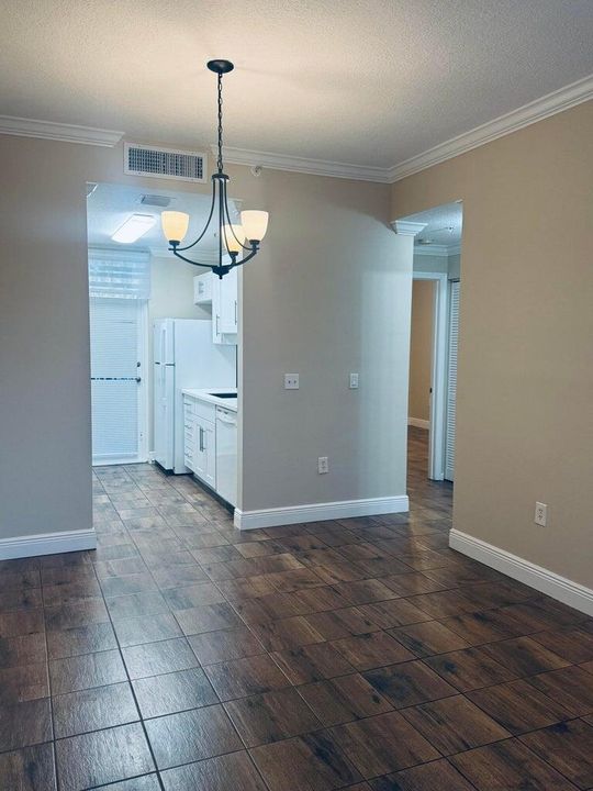 Active With Contract: $2,100 (1 beds, 1 baths, 596 Square Feet)