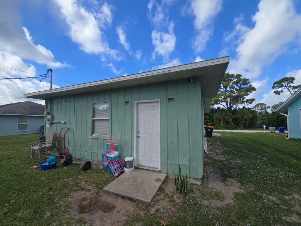 For Sale: $219,999 (2 beds, 1 baths, 720 Square Feet)