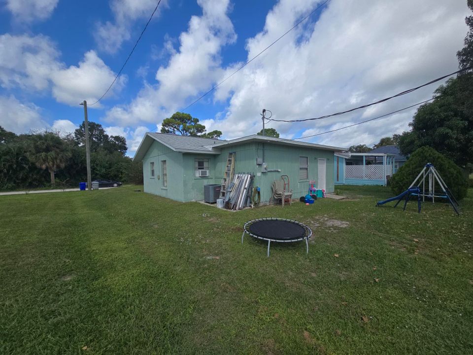 For Sale: $219,999 (2 beds, 1 baths, 720 Square Feet)