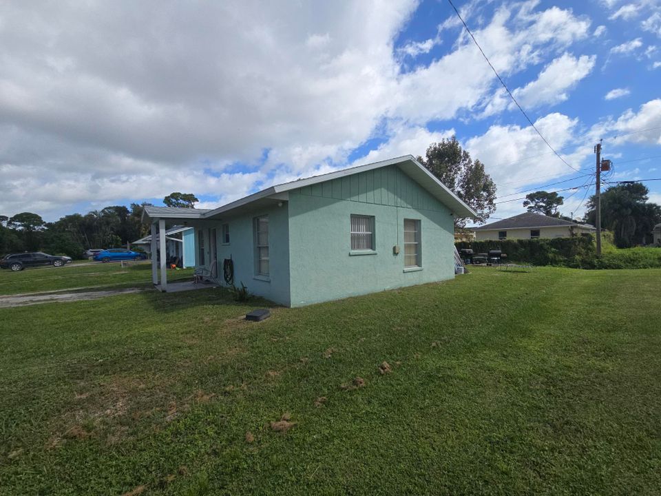 For Sale: $219,999 (2 beds, 1 baths, 720 Square Feet)