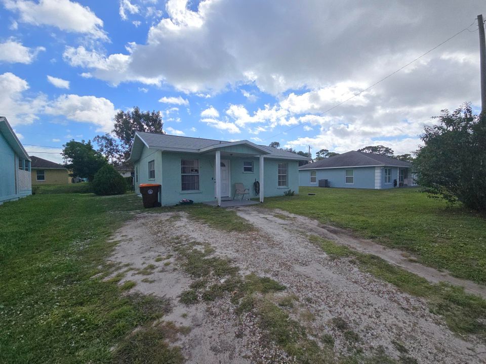 For Sale: $219,999 (2 beds, 1 baths, 720 Square Feet)