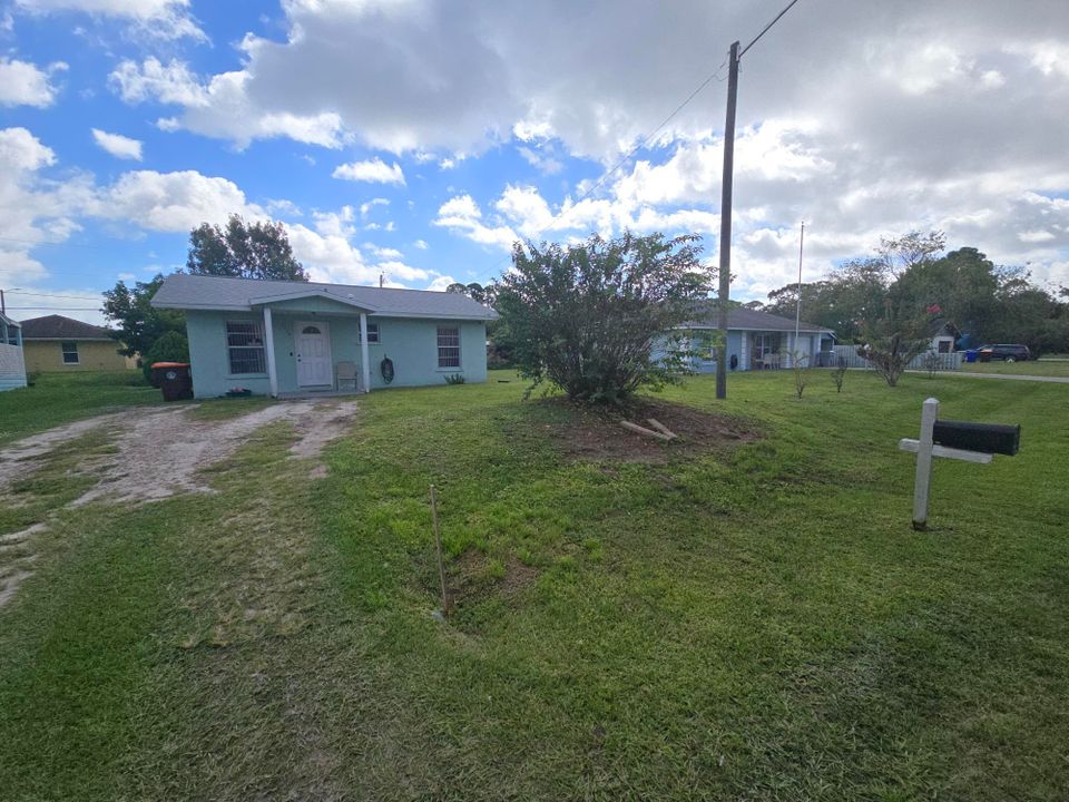 For Sale: $219,999 (2 beds, 1 baths, 720 Square Feet)