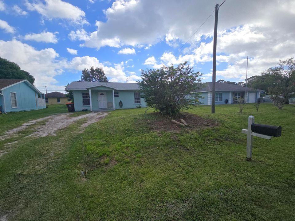 For Sale: $219,999 (2 beds, 1 baths, 720 Square Feet)
