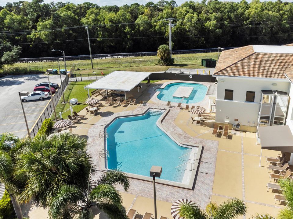 合同活跃: $98,000 (1 贝兹, 1 浴室, 570 平方英尺)