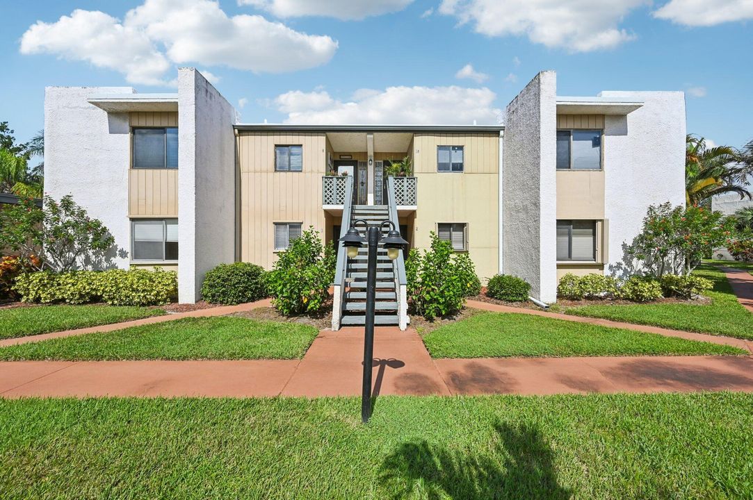 待售: $175,000 (2 贝兹, 2 浴室, 1272 平方英尺)