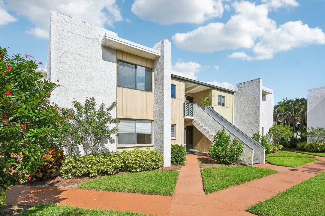 待售: $175,000 (2 贝兹, 2 浴室, 1272 平方英尺)