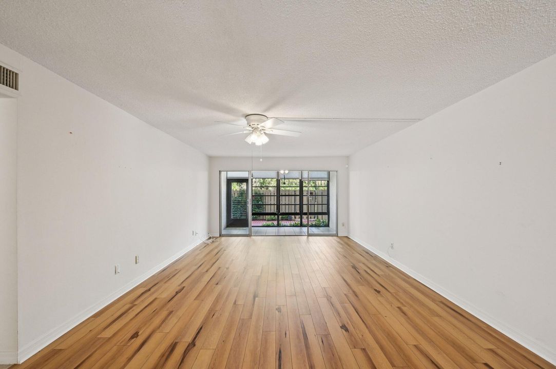 待售: $175,000 (2 贝兹, 2 浴室, 1272 平方英尺)