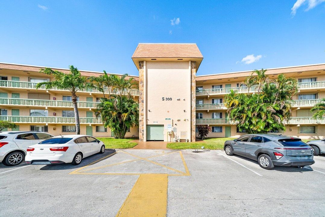 For Sale: $98,900 (1 beds, 1 baths, 764 Square Feet)